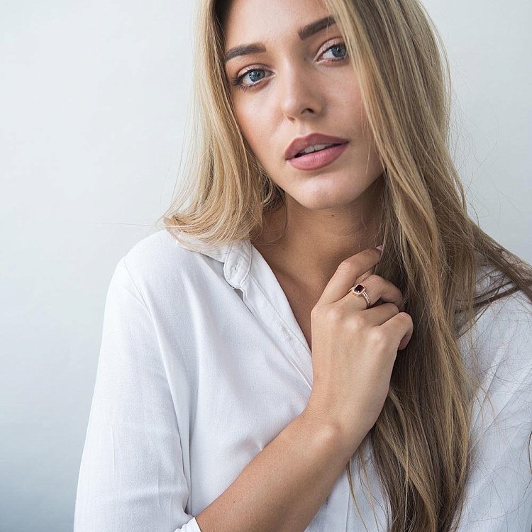 Золота каблучка з піропом (гранатом) і фіанітами к05085 від ювелірного магазину Онікс - 1