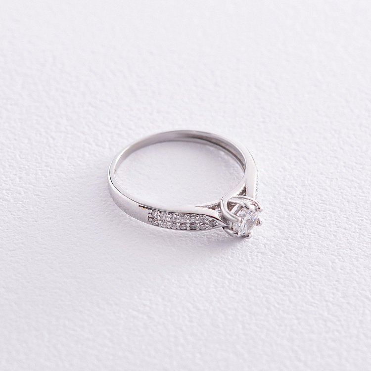 Помолвочное серебряное кольцо с фианитами 591 от ювелирного магазина Оникс