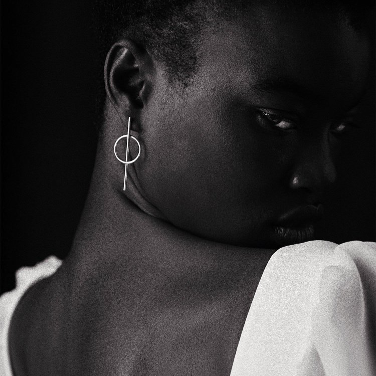 Срібні сережки - пусети "Баланс" 123038 від ювелірного магазину Онікс