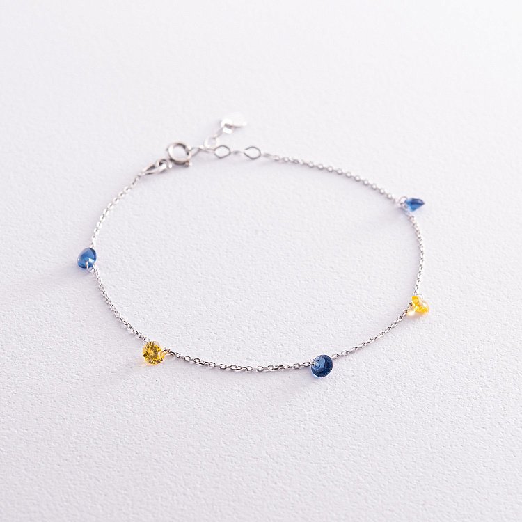 Браслет "Украинка" в белом золоте (синие и желтые фианиты) б05119 от ювелирного магазина Оникс