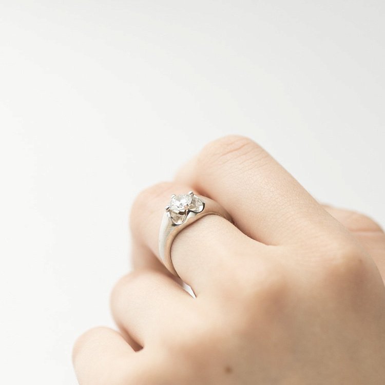 Золота каблучка з фіанітом к04808 - 4 Золота каблучка з фіанітом к04808 від ювелірного магазину Онікс - 4