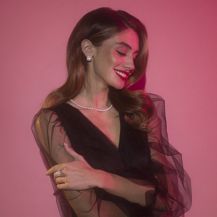 Золота каблучка з фіанітами і культ. прісн. перлами к02843 від ювелірного магазину Онікс - 2