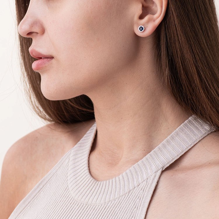 Золоті сережки - пусети "Міра" з сапфірами і діамантами 23157 від ювелірного магазину Онікс - 1