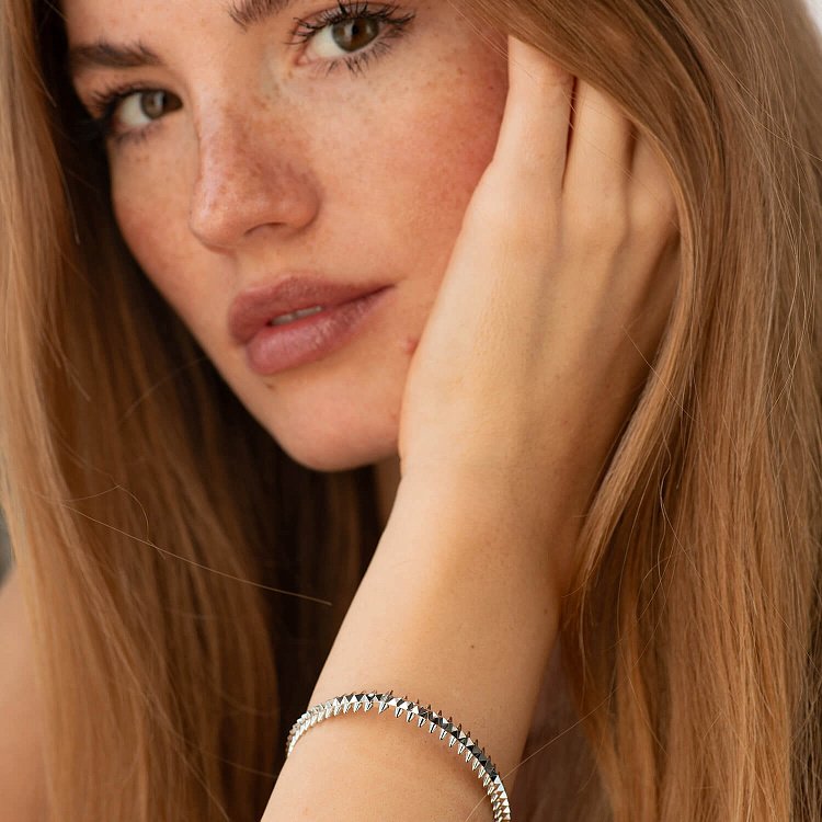 Жесткий браслет в белом золоте б05328 от ювелирного магазина Оникс - 3