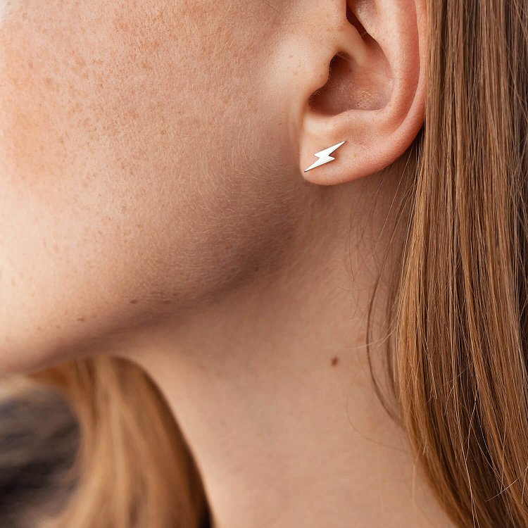 Серьги - пусеты "Молнии" в белом золоте с07942 от ювелирного магазина Оникс - 3