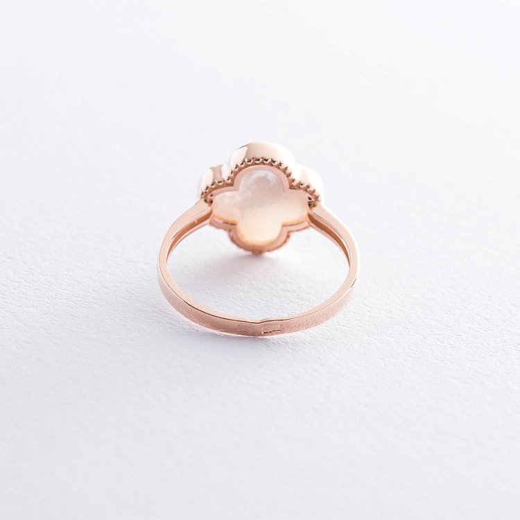 Каблучка "Конюшина" в червоному золоті (перламутр) к06568 від ювелірного магазину Онікс - 2