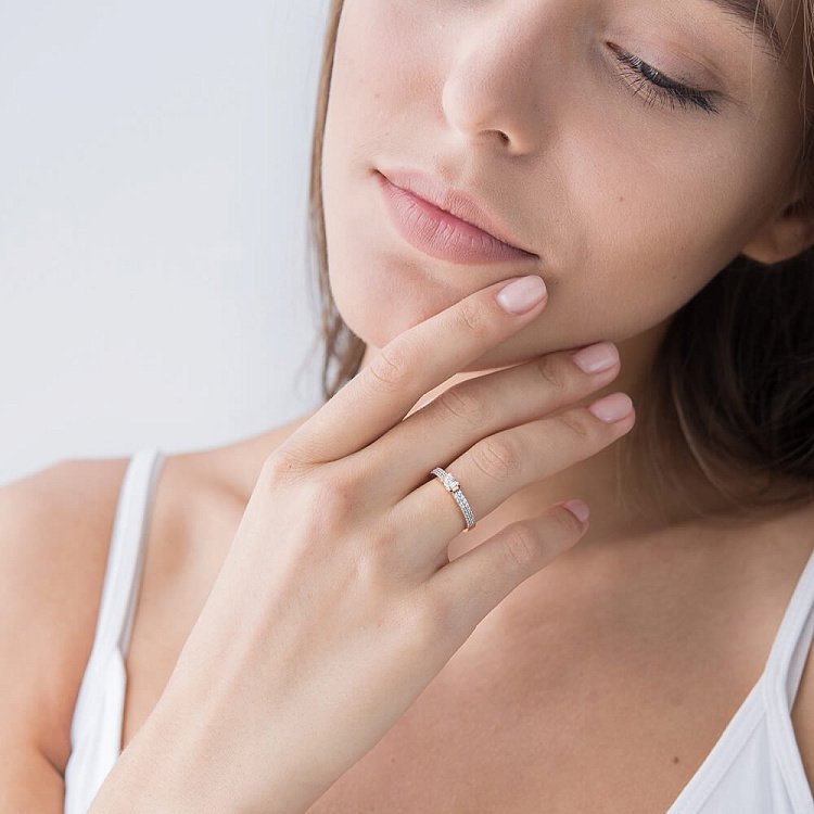 Заручальна каблучка з фіанітами к03835 від ювелірного магазину Онікс