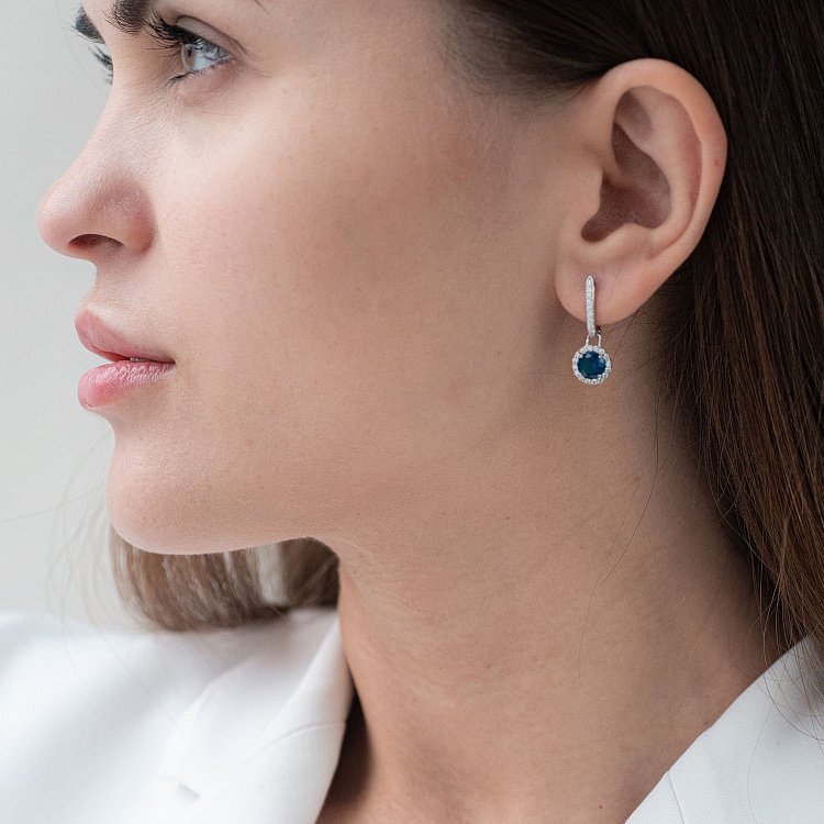 Серебряные серьги с белыми и синими фианитами 122922 от ювелирного магазина Оникс - 2