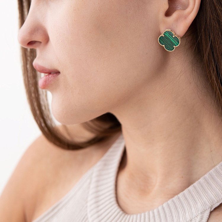 Золотые серьги "Клевер" с малахитом с07532 от ювелирного магазина Оникс - 1