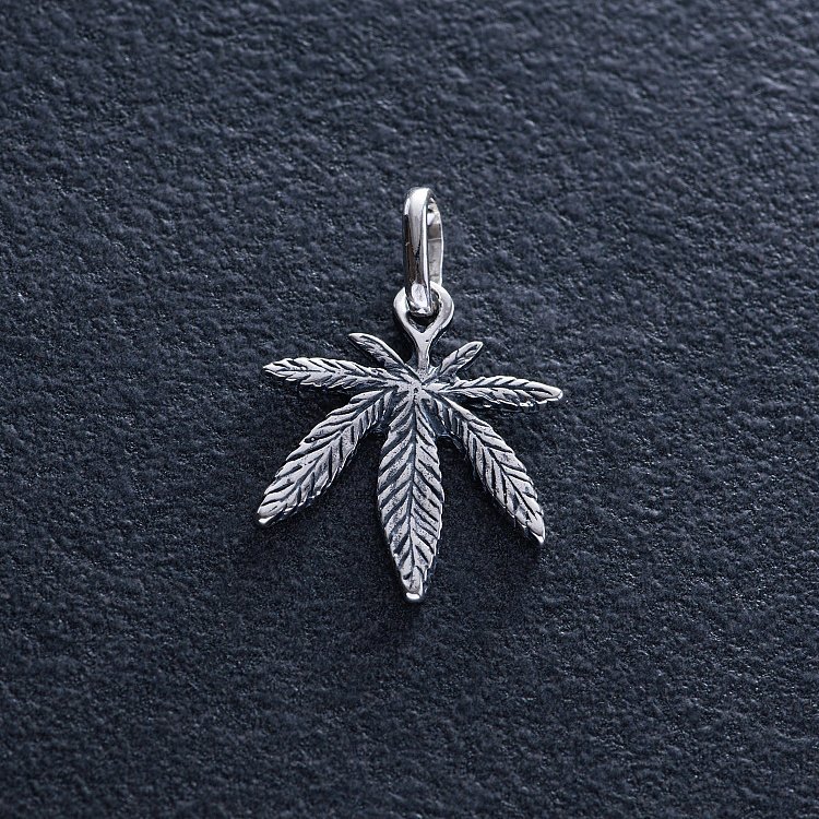 Срібна підвіска "Листочок конопель"  13389 від ювелірного магазину Онікс - 1
