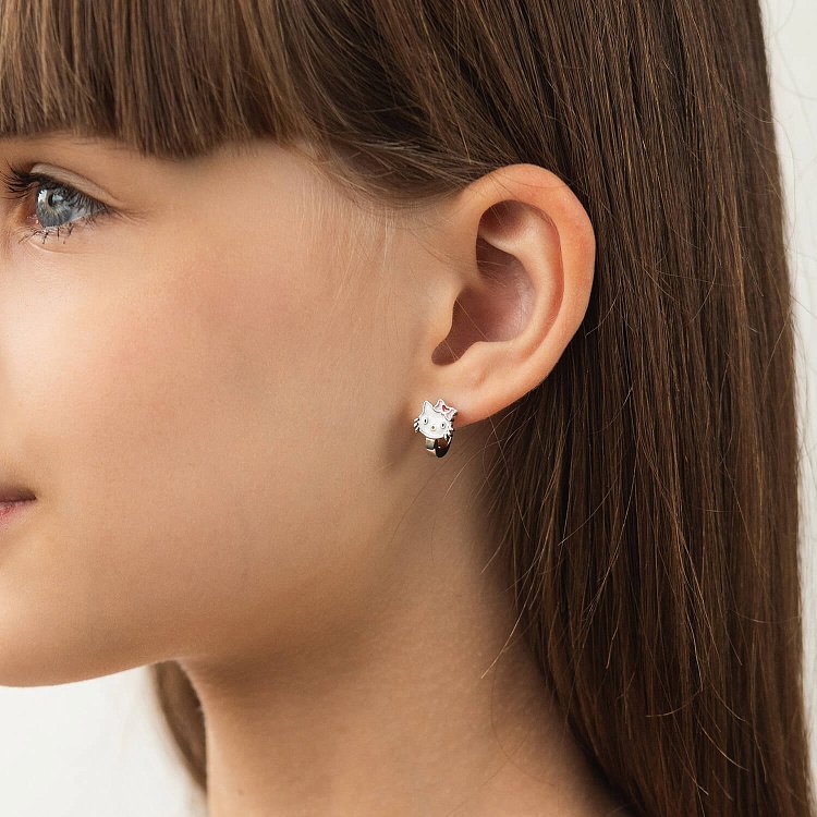 Детские серебряные серьги "Hello Kitty" (эмаль) 123070 от ювелирного магазина Оникс - 3