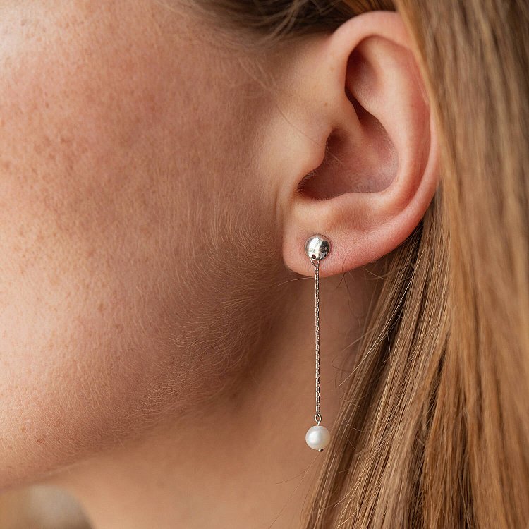 Сережки - пусети "Перлина на ланцюжку" у білому золоті с08302 від ювелірного магазину Онікс - 1