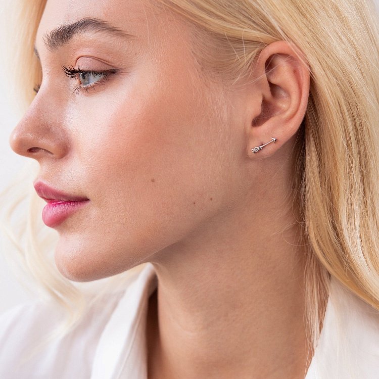 Сережки - пусети "Kiss" у білому золоті с07674 від ювелірного магазину Онікс - 1