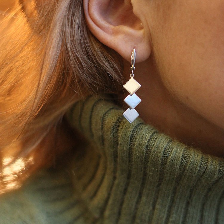 Серебряные ромбовидные серьги 122239 от ювелирного магазина Оникс - 3