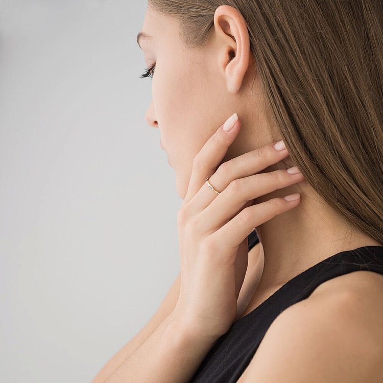 Золотое кольцо с фианитами к04259 от ювелирного магазина Оникс - 2