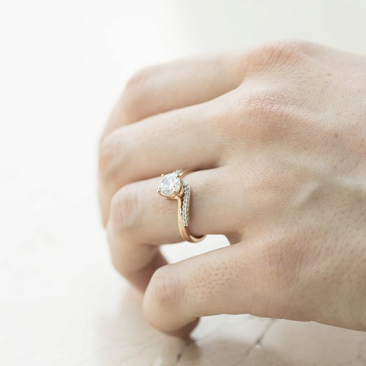 Золота каблучка з фіанітами к02969 - 1 Золота каблучка з фіанітами к02969 від ювелірного магазину Онікс - 1