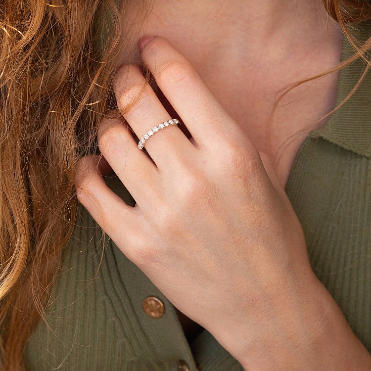 Золота каблучка з доріжкою каменів (діаманти) кб0439cha від ювелірного магазину Онікс - 1