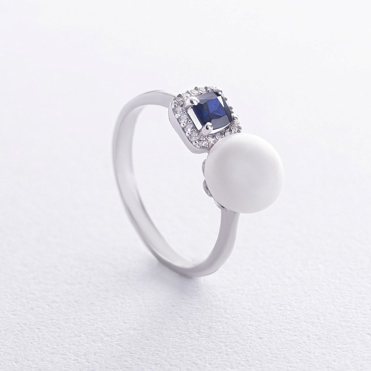 Серебряное кольцо с жемчугом, синт. сапфиром и фианитами 1837/1р-PWTNS от ювелирного магазина Оникс