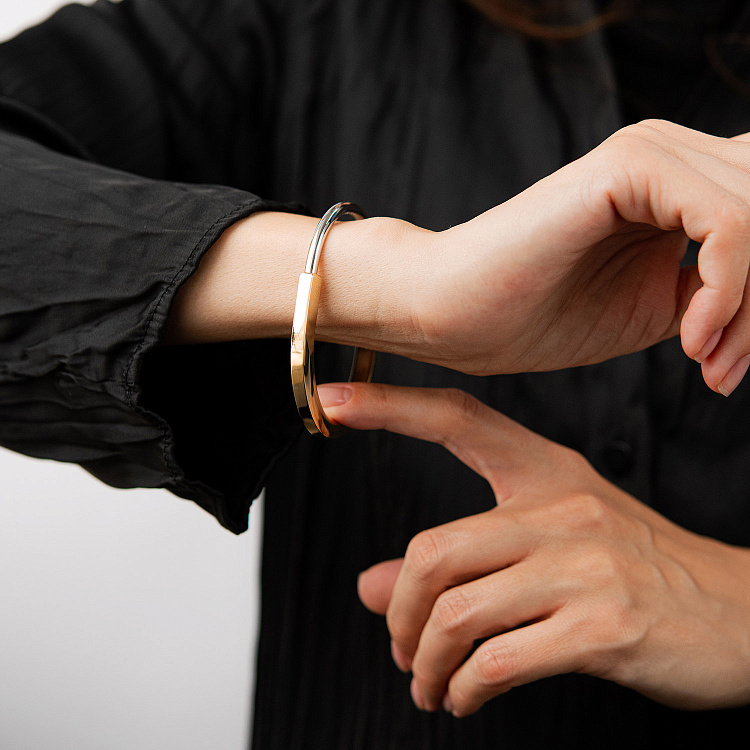 Жесткий золотой браслет Lock б05414 от ювелирного магазина Оникс - 1