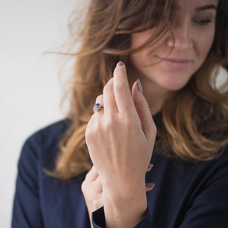 Золота каблучка з Нано Лондон топазом і фіанітами 14034274т від ювелірного магазину Онікс - 4