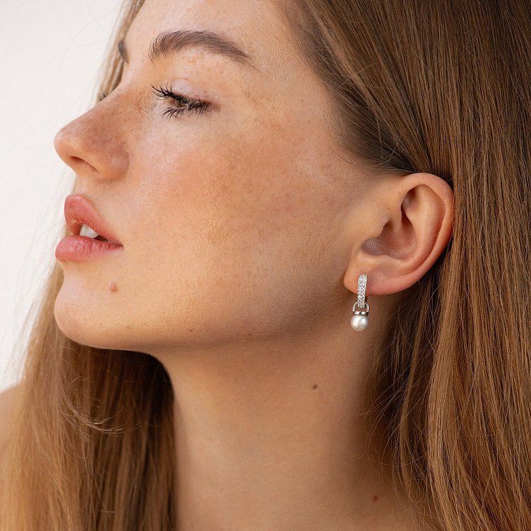 Серебряные серьги с жемчугом и фианитами 902-00333 от ювелирного магазина Оникс - 1