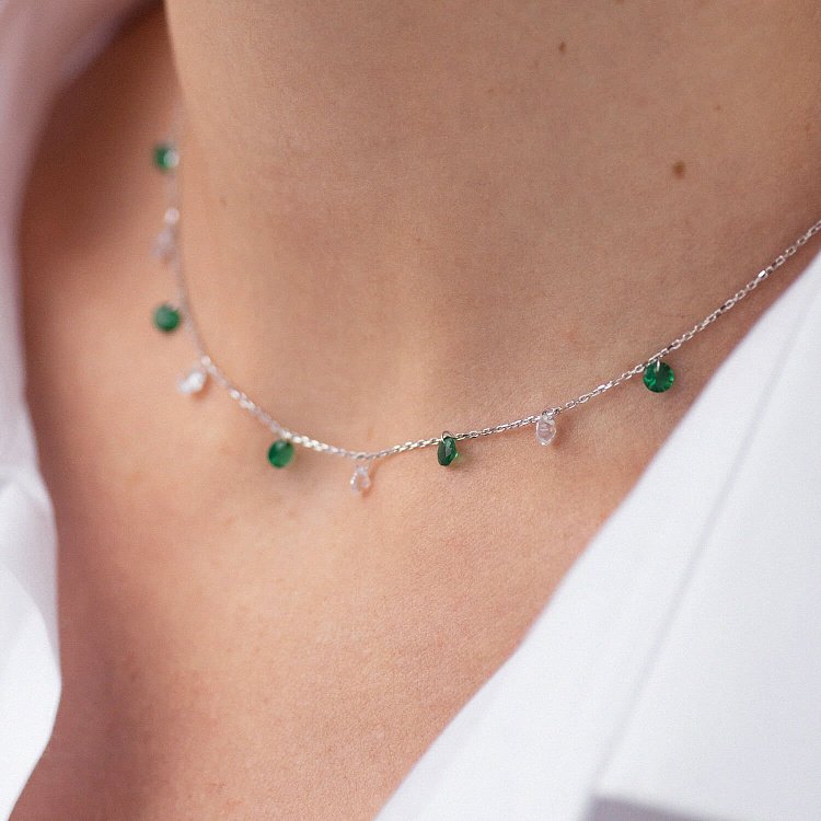 Колье в белом золоте (зеленые и белые фианиты) кол02307 от ювелирного магазина Оникс