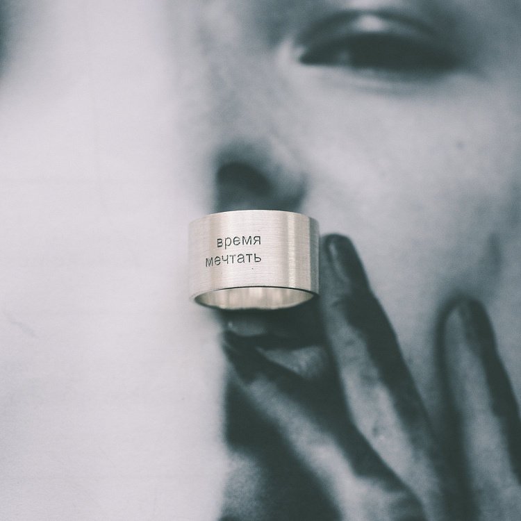 Срібний перстень з гравіруванням "Время мечтать" 112143в - 1 Срібний перстень з гравіруванням "Время мечтать" 112143в від ювелірного магазину Онікс - 1