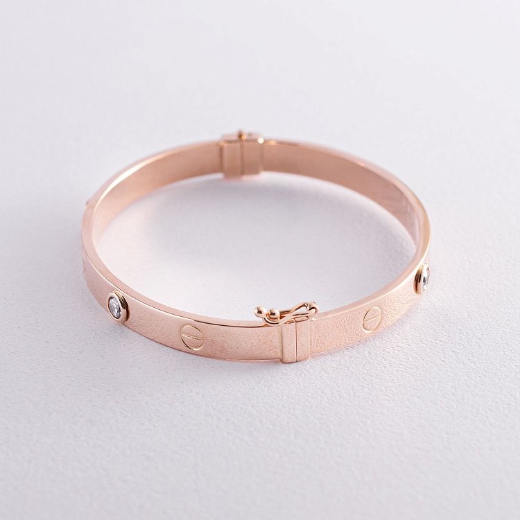 Жесткий золотой браслет "Love" с фианитами б04719 от ювелирного магазина Оникс - 2