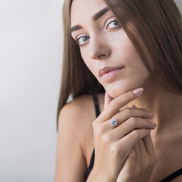 Золотое кольцо с голубым топазом и фианитами к04629 от ювелирного магазина Оникс - 1