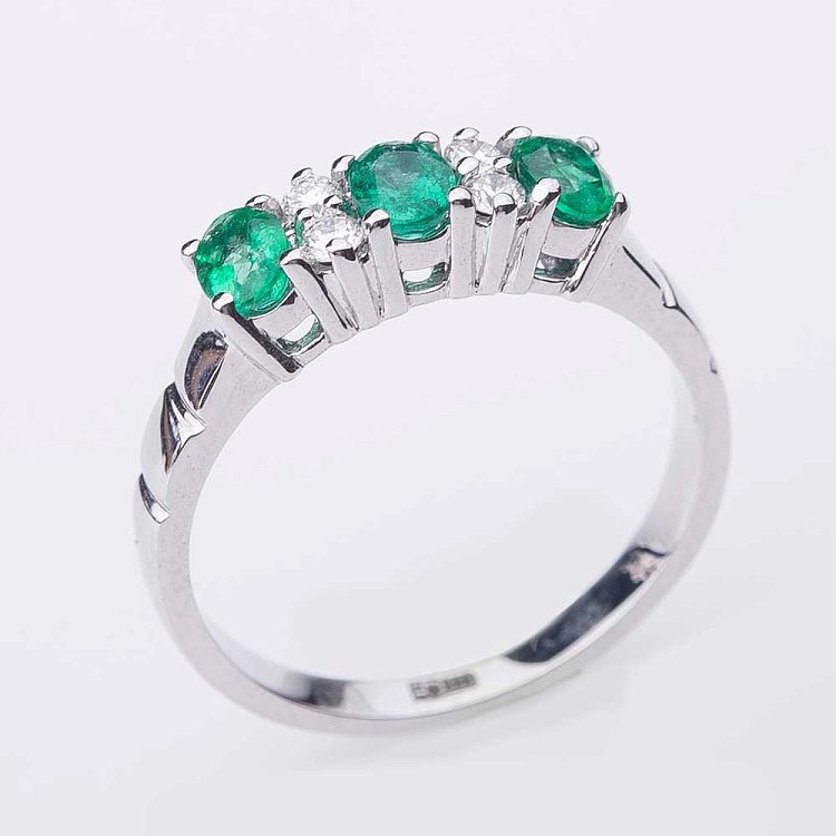 Золотое кольцо с бриллиантами и изумрудами jr99332 от ювелирного магазина Оникс