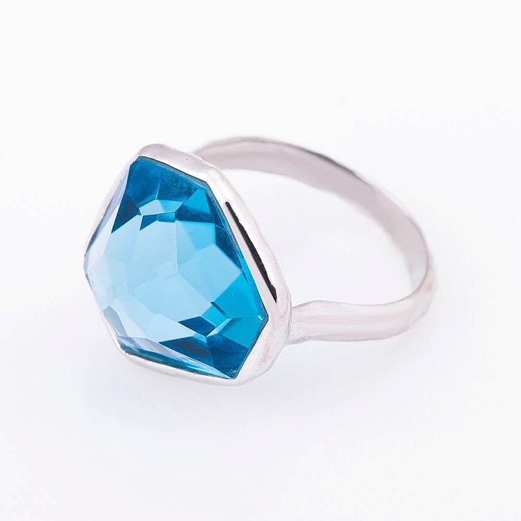 Серебряное кольцо с ювелирным стеклом 111231 от ювелирного магазина Оникс