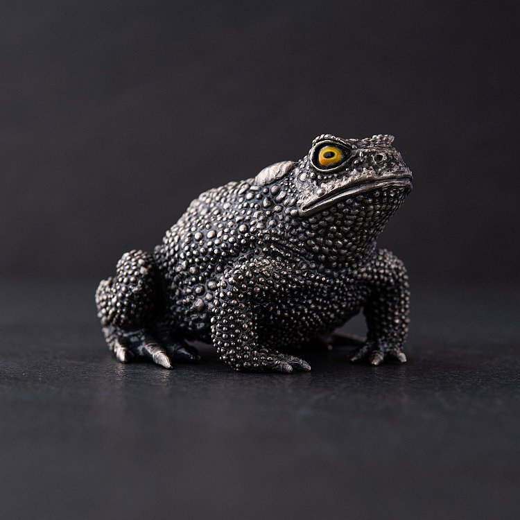 Срібна фігура ручної роботи "Жаба" 23140ж від ювелірного магазину Онікс
