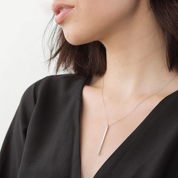 Серебряное колье Минимализм 18899 от ювелирного магазина Оникс