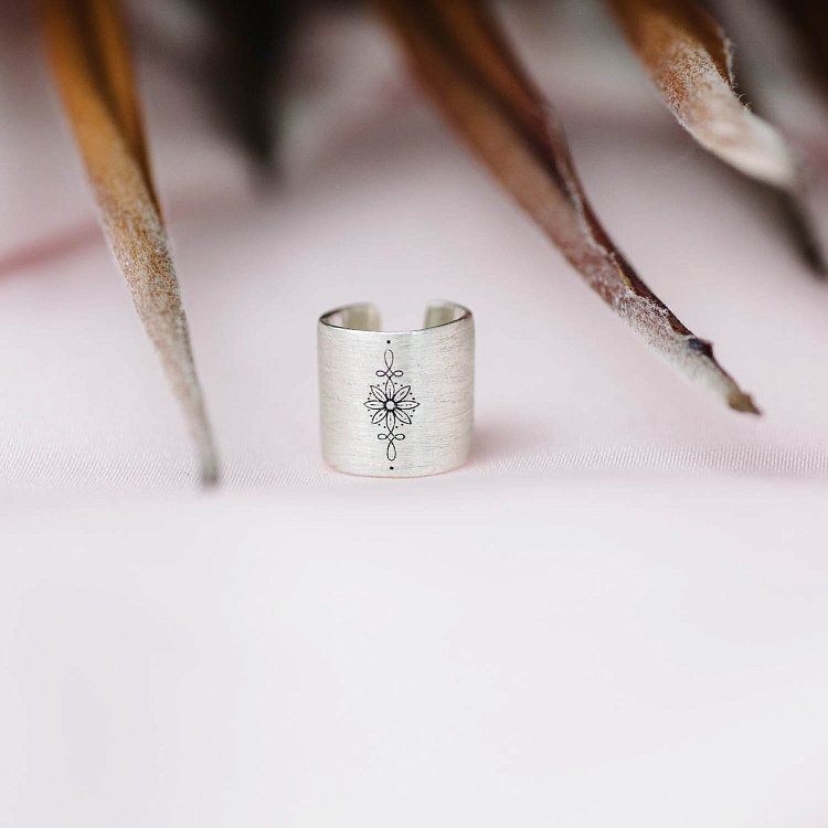 Серебряная серьга-каффа "Цветок" (матовая) 122703цв от ювелирного магазина Оникс