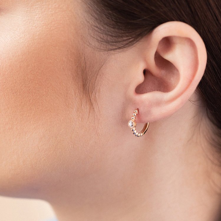 Сережки - кільця з фіанітами в червоному золоті с08286 від ювелірного магазину Онікс - 3