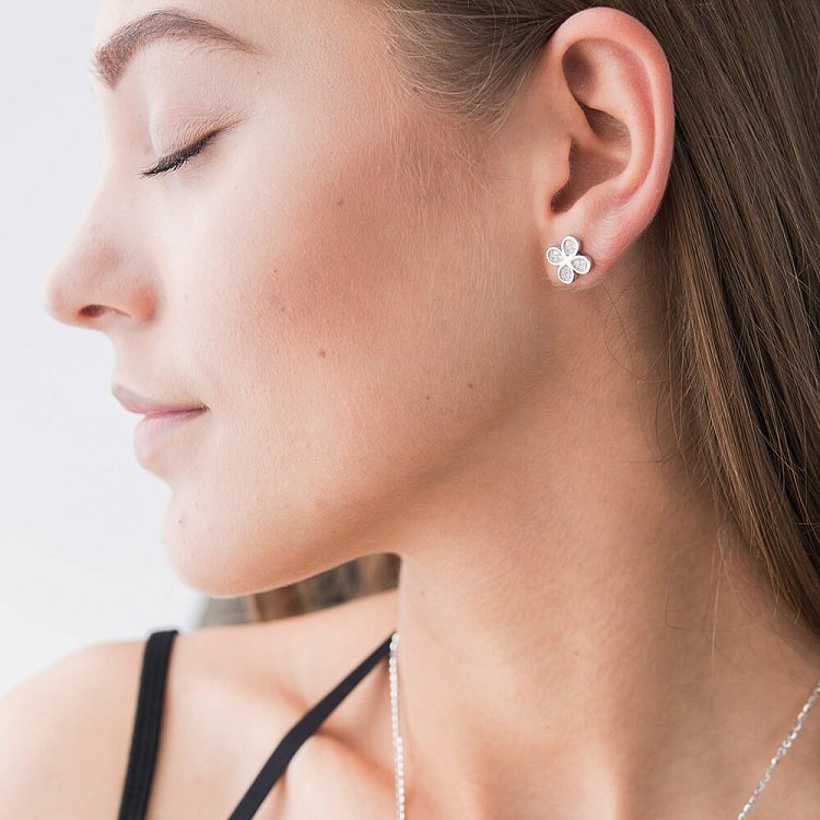 Серебряные серьги-пусеты "Клевер" с фианитами 121673 - 2 Серебряные серьги-пусеты "Клевер" с фианитами 121673 от ювелирного магазина Оникс - 2