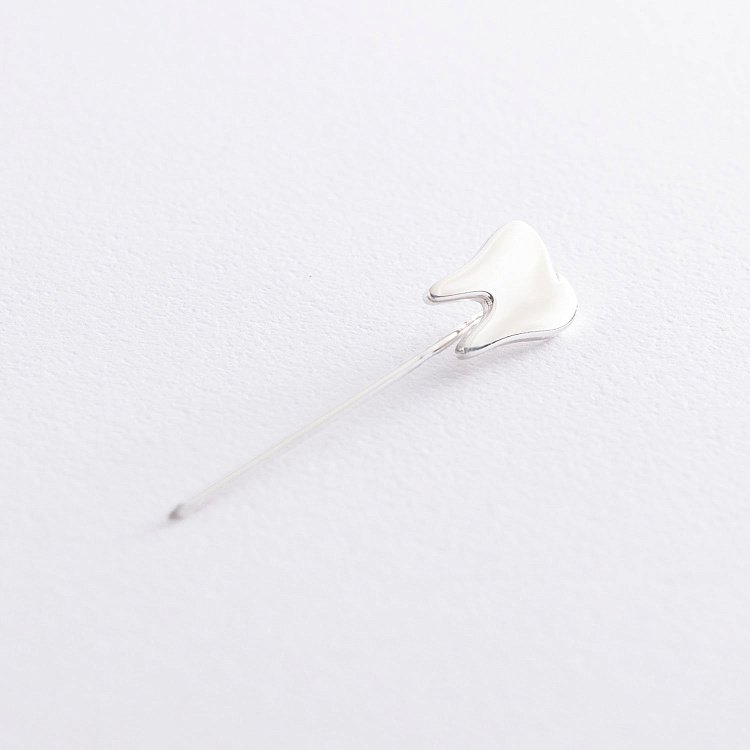 Медицинский значок "Зуб" в серебре 20049 от ювелирного магазина Оникс