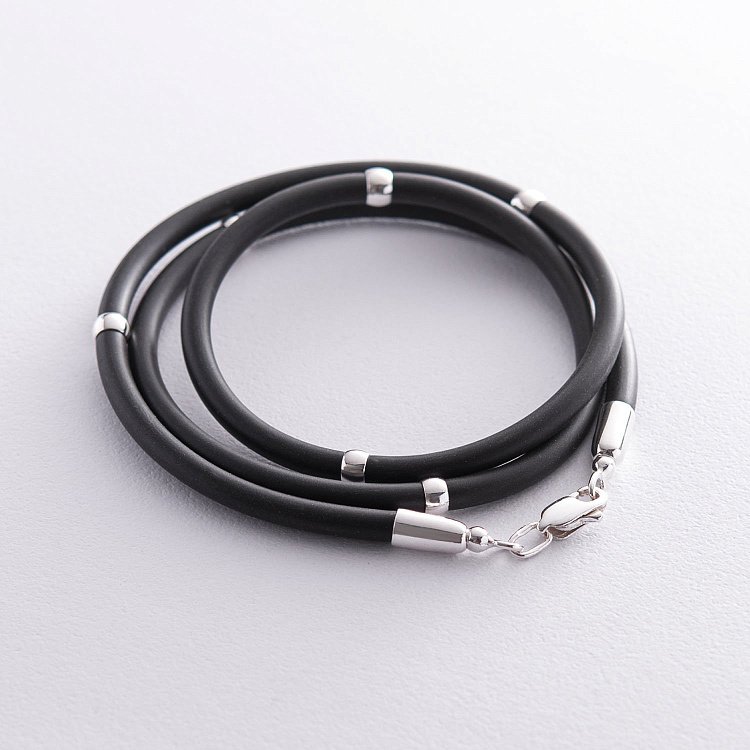 Каучуковий шнурок з гладкою срібною застібкою і вставками зі срібла (4 мм) 18149 від ювелірного магазину Онікс