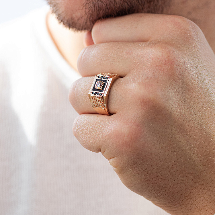 Мужская золотая печатка с фианитами и эмалью к07377 от ювелирного магазина Оникс - 1