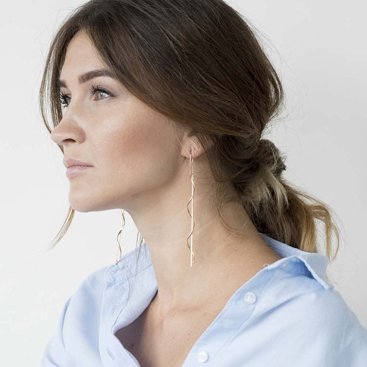 Золоті висячі сережки 580055 від ювелірного магазину Онікс