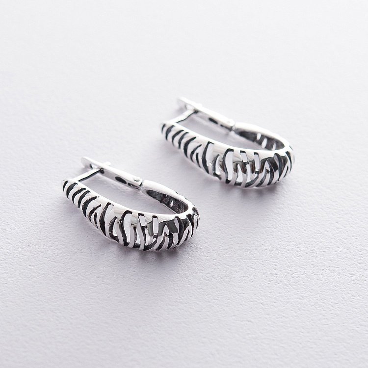 Срібні сережки "Зебра" 122571 від ювелірного магазину Онікс