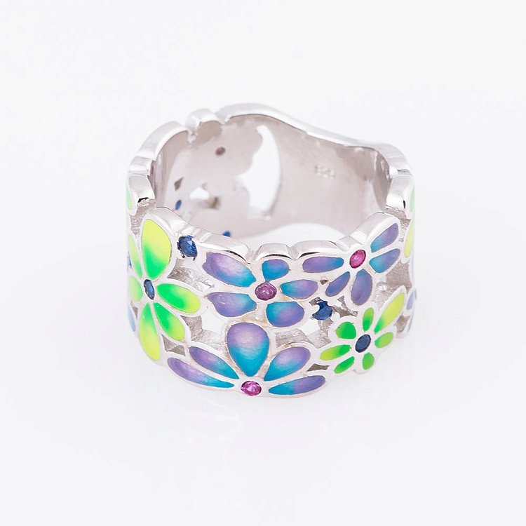 Серебряное кольцо с фианитами и эмалью 111943 от ювелирного магазина Оникс - 1