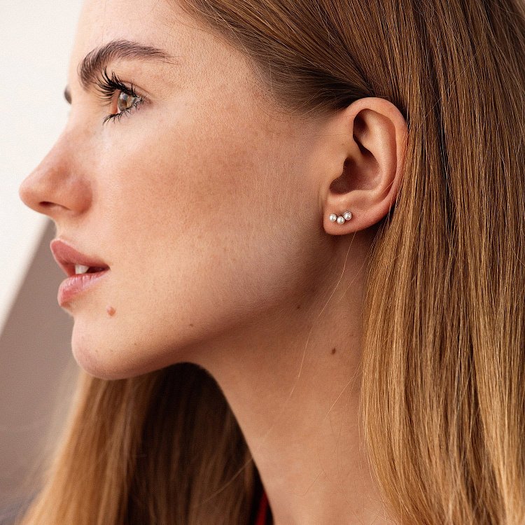 Серебряные серьги - пусеты "Джейн" с жемчугом mini 7126 от ювелирного магазина Оникс - 1