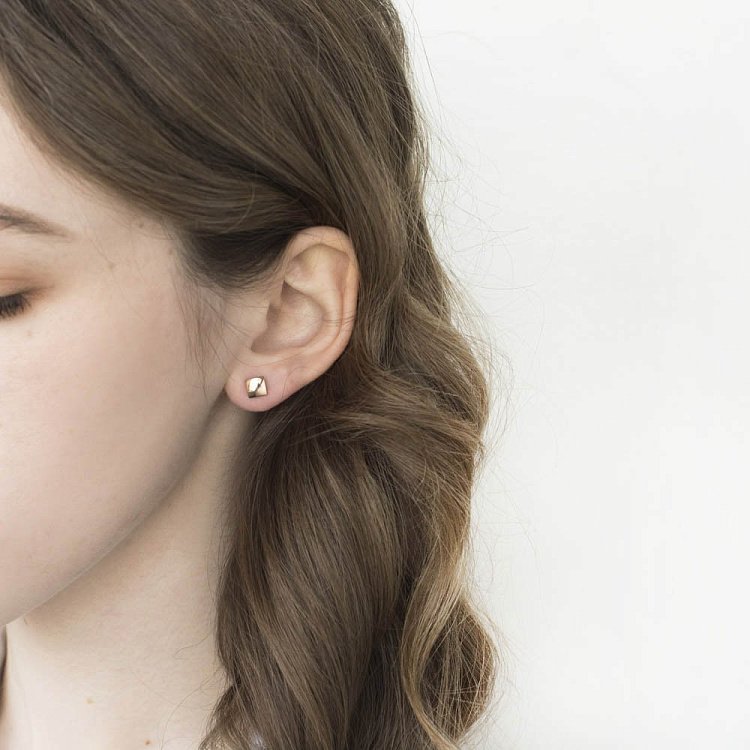 Золоті сережки-пусети "Квадратики" с06055 від ювелірного магазину Онікс - 2