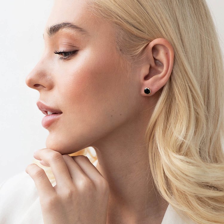 Золоті сережки - пусети з оніксом с07018 від ювелірного магазину Онікс - 1