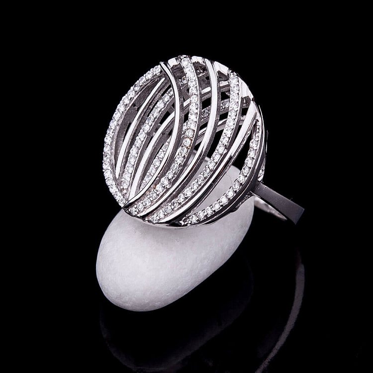 Золотое кольцо с фианитами к02773 Золотое кольцо с фианитами к02773 от ювелирного магазина Оникс