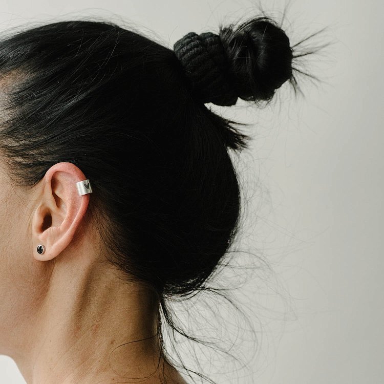 Серебряная серьга-каффа "Сердце" (матовая) 122703ser от ювелирного магазина Оникс - 7