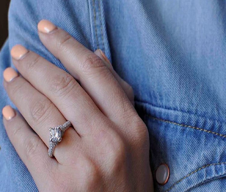 Золотое кольцо из белого золота (фианиты) к02027 от ювелирного магазина Оникс - 4