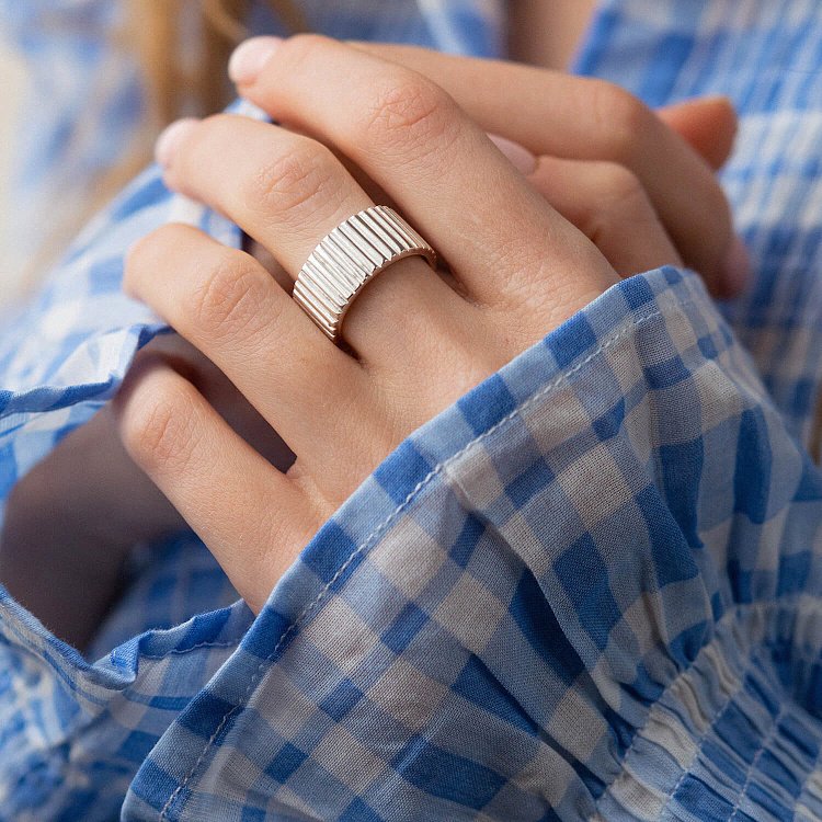 Широка срібна каблучка "Енід" 112693 від ювелірного магазину Онікс - 11