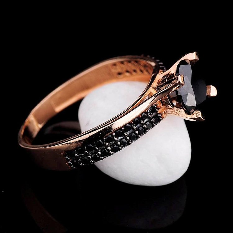 Золотое женское кольцо с черными фианитами к03391 от ювелирного магазина Оникс - 1